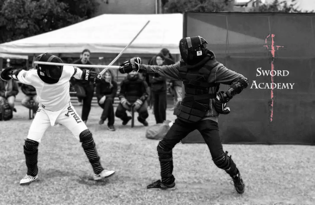 Allievi della Sword Academy che combattono con le spade storiche durante un duello HEMA a Como